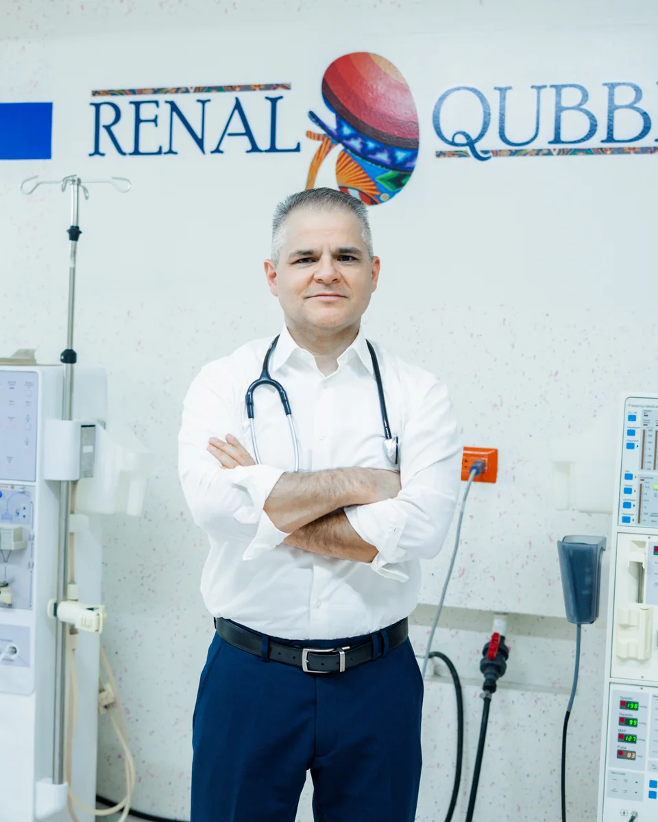 Dr. Marco Carmona en la Unidad de Hemodiálisis Renal Qubbi, sin pacientes en el encuadre